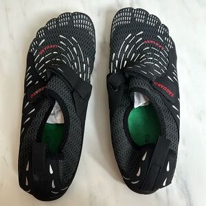 NWT Saguaro Men’s Water Shoes Size 10.5 in Bkack/gray